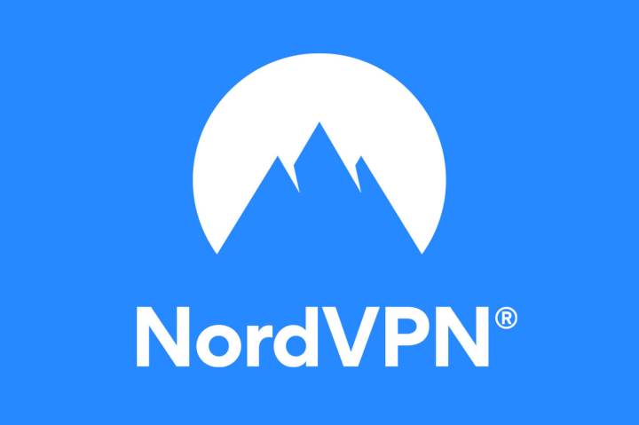 اسم شركة NordVPN وشعارها ، قمم الجبال الزرقاء مقابل دائرة بيضاء على خلفية زرقاء.