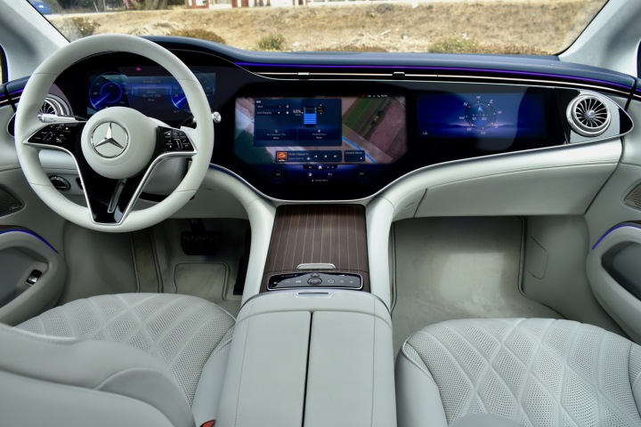 شاشة Hyperscreen في 2022 Mercedes-Benz EQS.