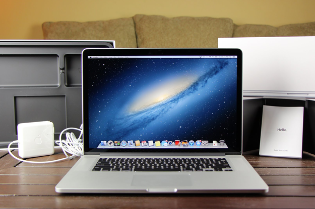 جهاز MacBook Pro جالس على منضدة.
