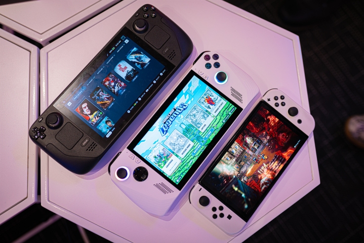 منصة Steam و Asus ROG Ally و Nintendo Switch OLED تجلس على طاولة.