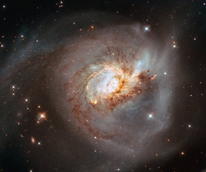 تحتل المجرة الغريبة NGC 3256 مركز الصدارة في هذه الصورة من تلسكوب هابل الفضائي التابع لناسا / وكالة الفضاء الأوروبية.  هذه المجرة المشوهة هي حطام اصطدام وجهاً لوجه بين مجرتين حلزونيتين حدث على الأرجح قبل 500 مليون سنة ، وهي مليئة بتكتلات من النجوم الفتية التي تشكلت نتيجة تصادم الغاز والغبار من المجرتين.