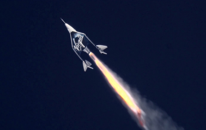 طائرة فضاء فيرجن جالاكتيك متجهة إلى حافة الفضاء.